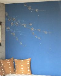 Cerisier en fleurs mur bleu